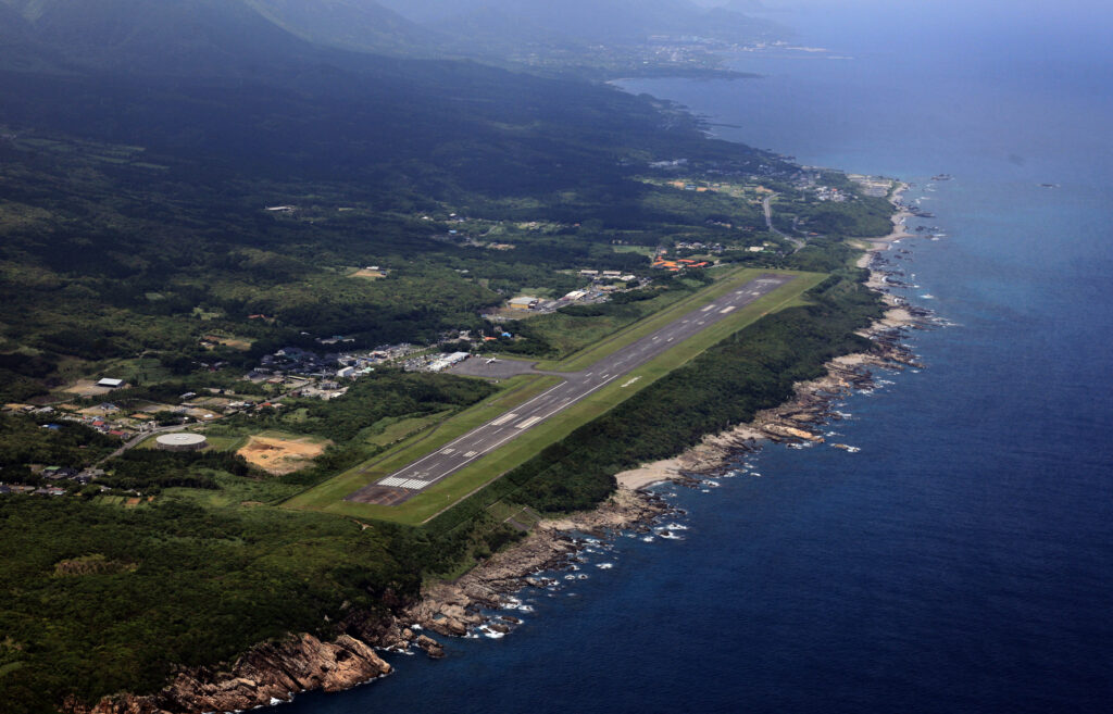上空から望む屋久島空港=屋久島ポスト撮影